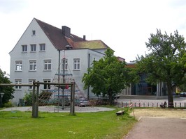 Schulansicht mit Pausehof